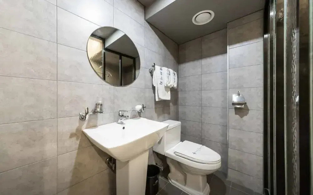 Sinchon Local Friends Hotel