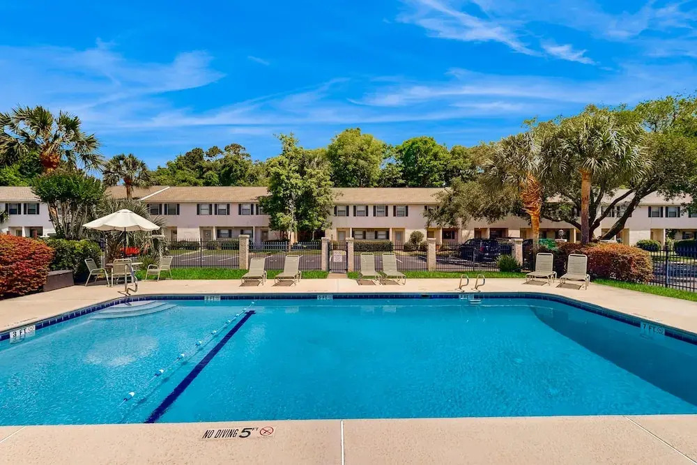 Inviting Condo With an Outdoor Pool, Washer/dryer, & AC - Near the Beach