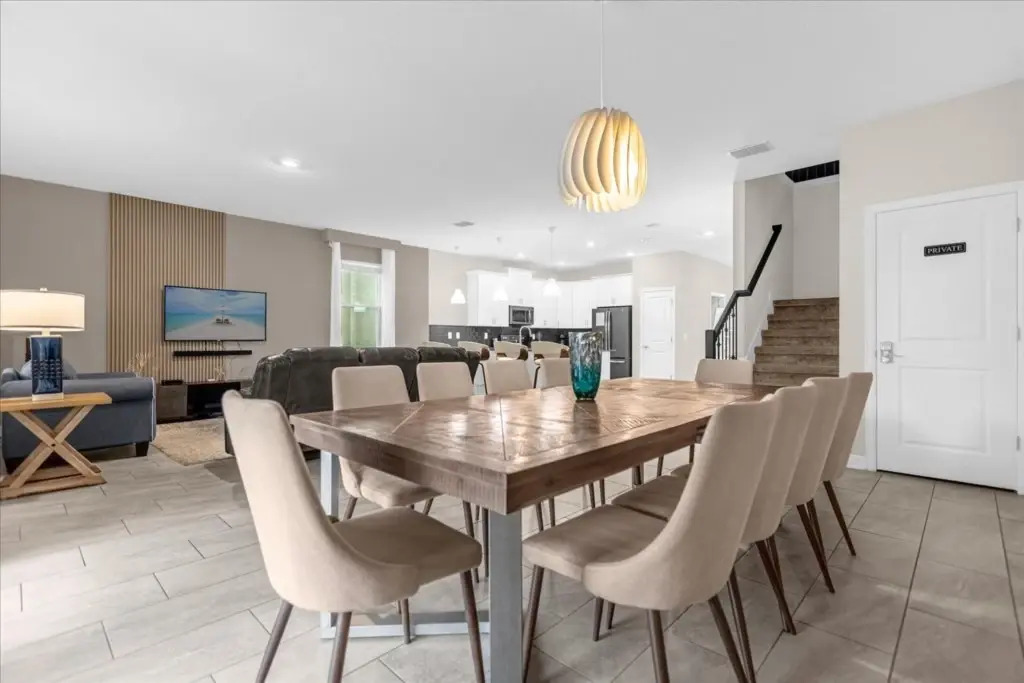 9 Bd 5 Ba Storey Lake 4559 Nl