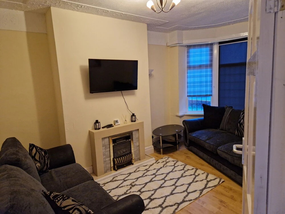 Lovely, Large 3 - Bedroom House in Preston