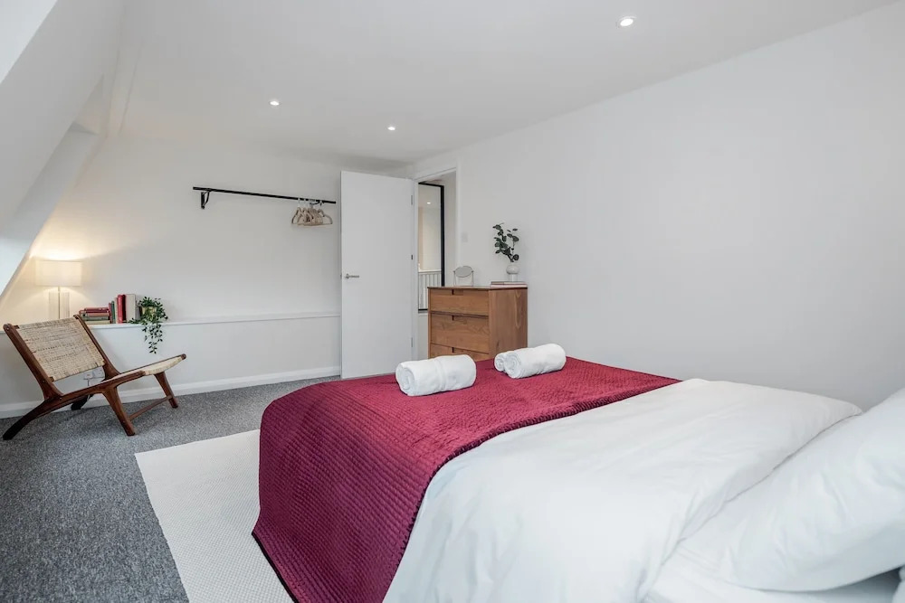 Stunning 2 Bedroom Duplex Apt in Center of Camden