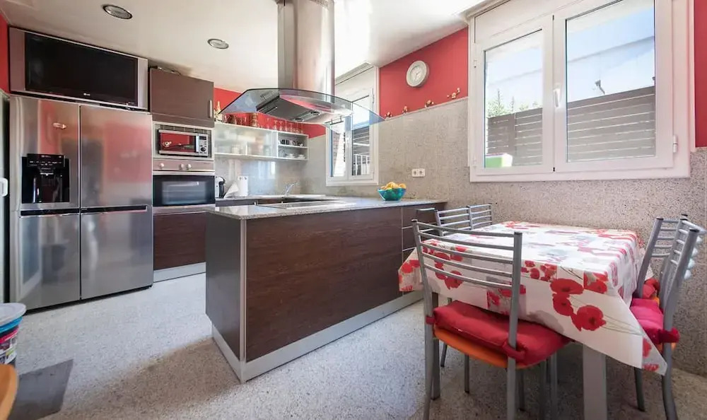 Modern House 2 Km from The Beach (R87)