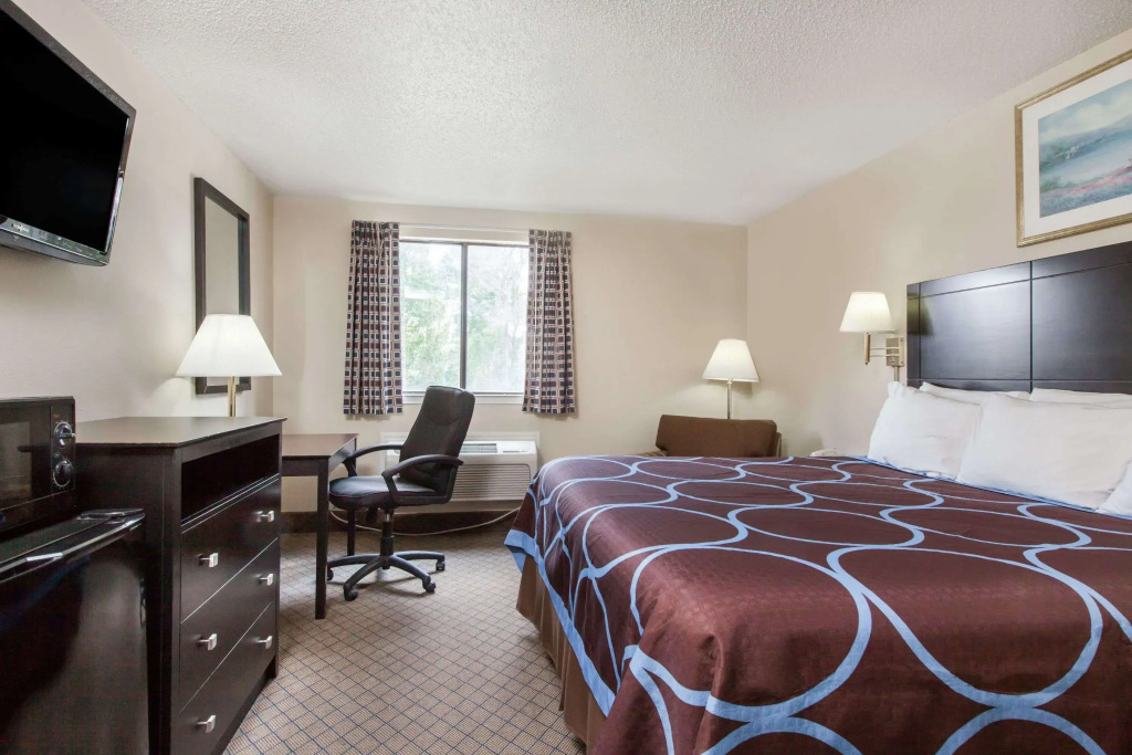 Super 8 by Wyndham Cleveland TX