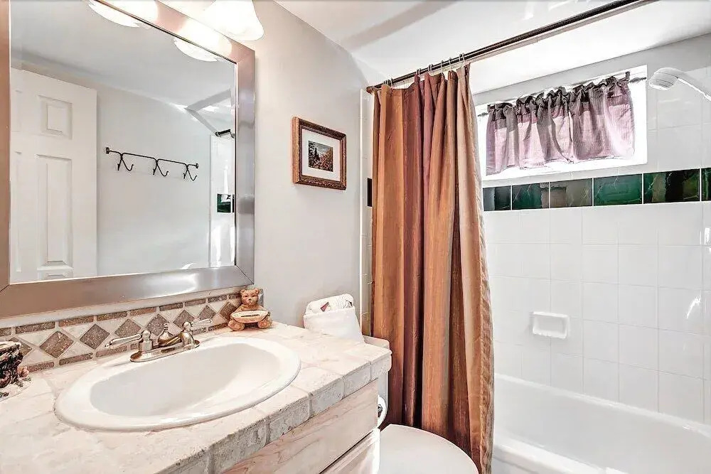 Chic & Cozy Breck Condo: Ski-in/ski-out at Peak 8!