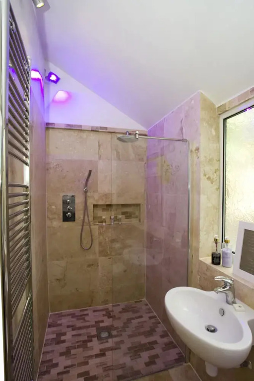 Gardens View - Large 2 Bedroom Apartment