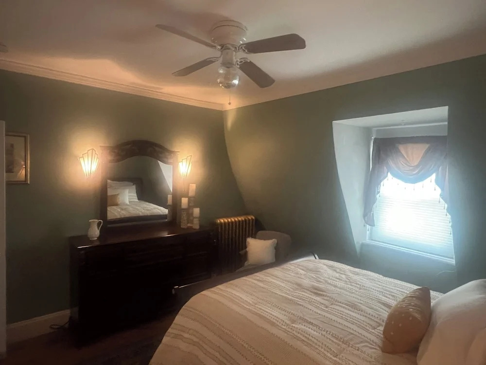 2Br Private Victorian Apartment in City Location on Half Acre Sleeps 5