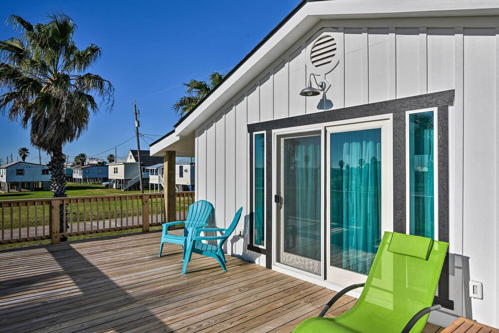 < 1 Mi to Surfside Beach: Open-concept Cottage