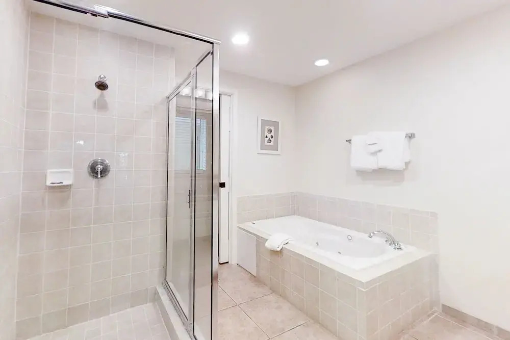 Dog-friendly Home Located In Gated Community W/shared Pool, Wifi, Central AC, WD