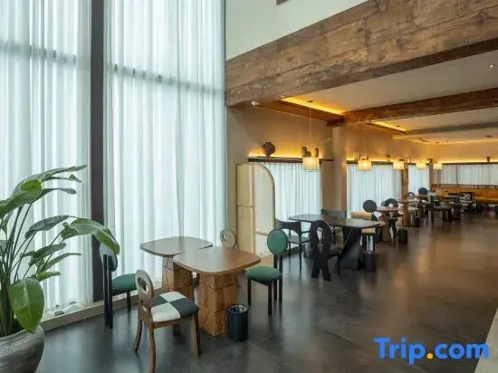 Zhengzhou Mountain Listening Wind City Homestay