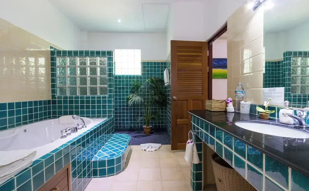 Luxury Four Bed Villa Jasmine, infinity pool, full staff , chef and breakfasts