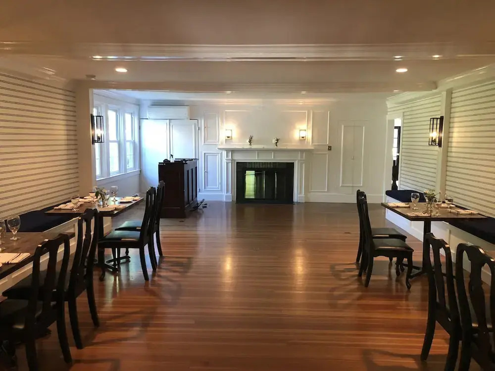 Lamberts Cove Inn & Resort
