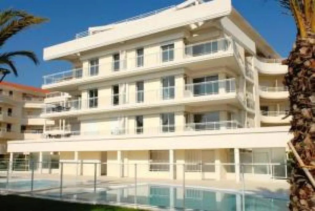 Stunning 2 Bed 2 Bath Apt on the Cannes sea Front has Swimming Pool and is a Secure Modern Building - 464