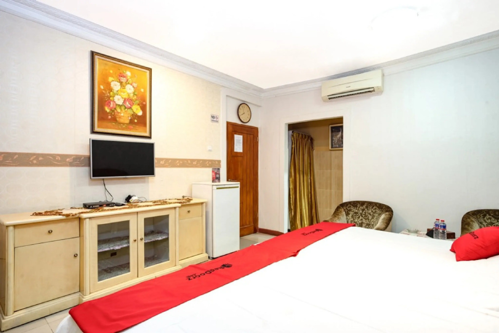 RedDoorz near RS Cikini
