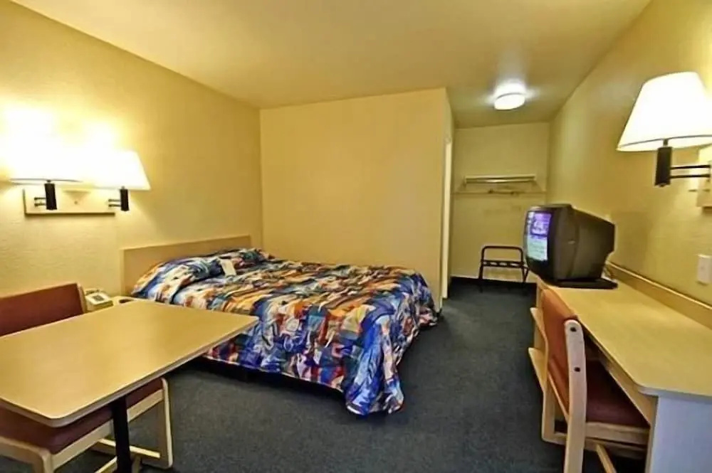 Hilltop Inn & Suites