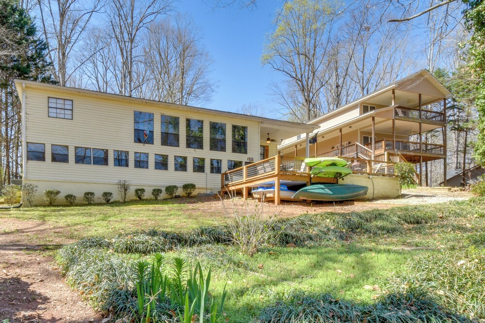 Private Beach & Dock: Lake Hartwell Family Getaway