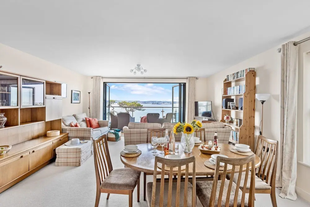 B6 Masts in Torquay With 3 Bedrooms and 2 Bathrooms
