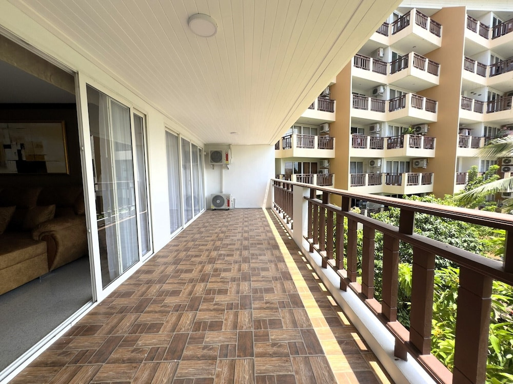 Spacious 2BR Corner Condo - Garden View Balcony - Royal Hill Resort
