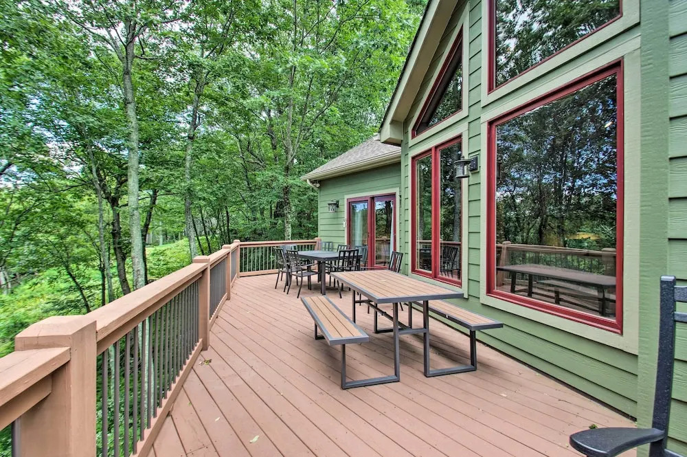 Luxe Wintergreen Resort Escape w/ Hot Tub!