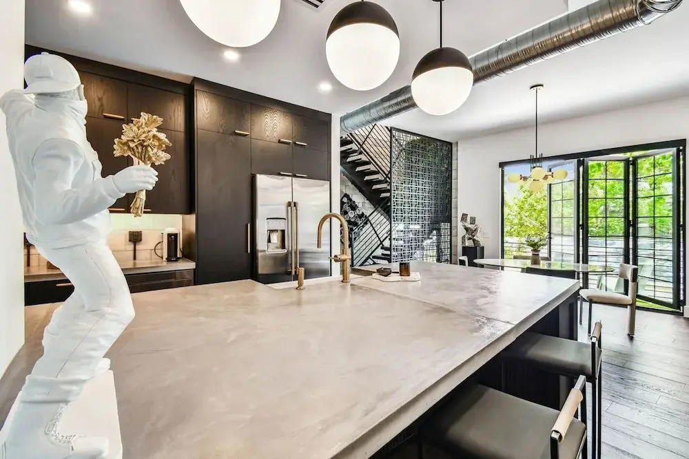 NEW The Strata Barn - Luxury Hyde Park Townhome
