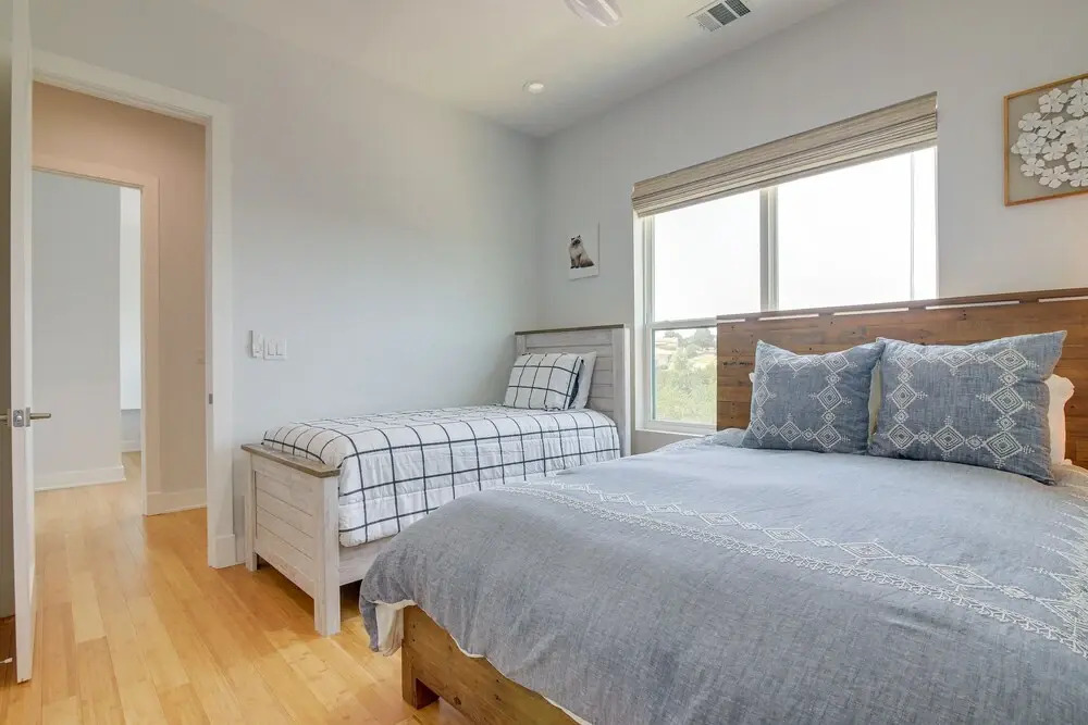 Lago Vista Condo w/ Game Room, Deck & Water Views!