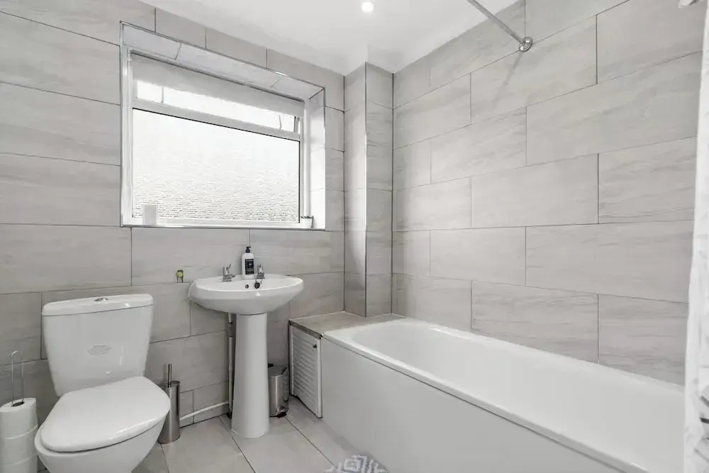 Staines House-3bed-sleeps7- Freep-close to Airport