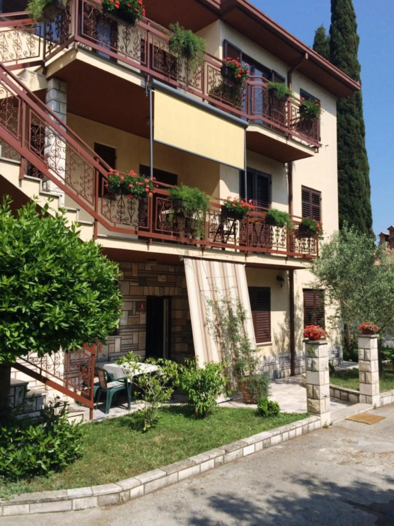 Rooms and apartment Ana