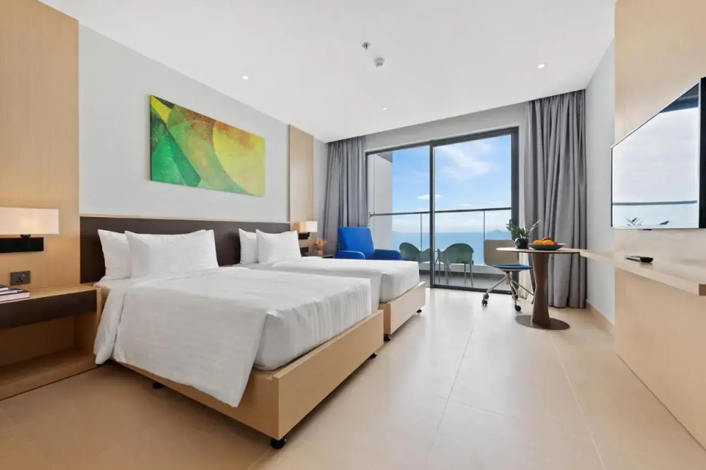 Курортный отель The Empyrean Cam Ranh Beach Resort