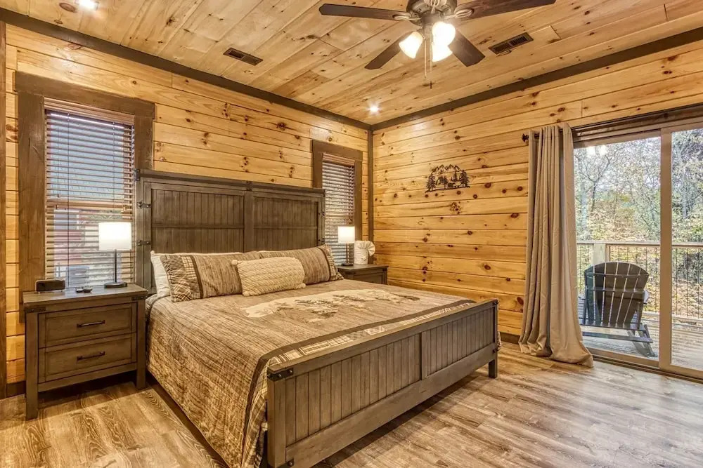 ERN823 - EAGLE FALLS - GREAT LOCATION WITH PRIVATE HEATED INDOOR POOL! CLOSE TO TOWN! cabin
