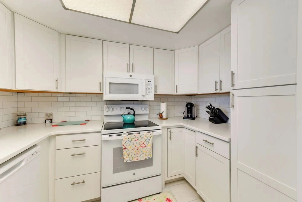 5 Mi to Venice Beach! Remote-work-ready Retreat