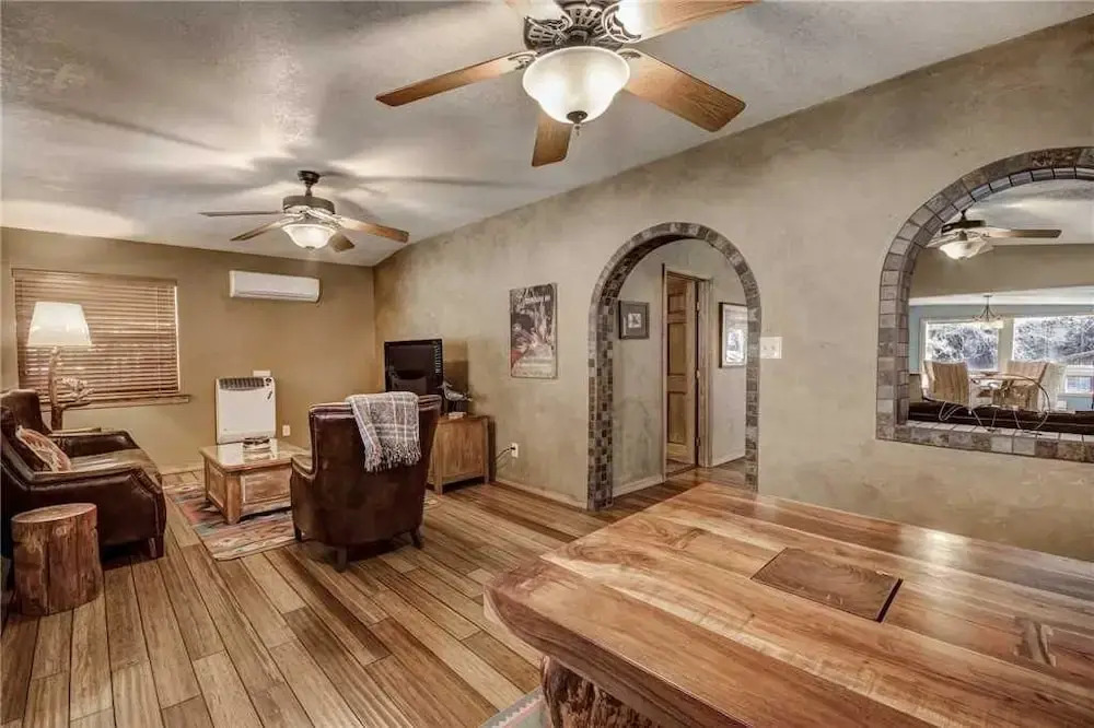 A Stones Thoreau - Two Bedroom Cabin with Hot Tub