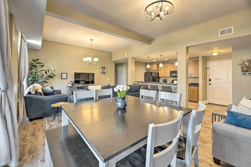 Grand Haven Condo - Walk to Nearby Hot Spots!