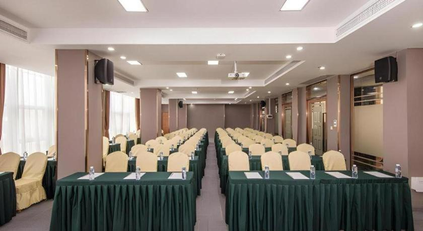 Vienna Hotel(Guangzhou North Railway Station Huaguoshan Subway Station Store)