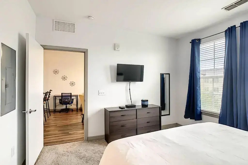 King Bed and Close to Disney