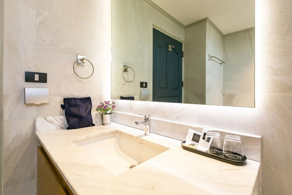 Your Private Oasis Stylish 2br With Spacious Living Room and Pool Access