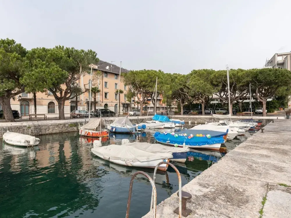 Snug Holiday Home in Salò With Balcony