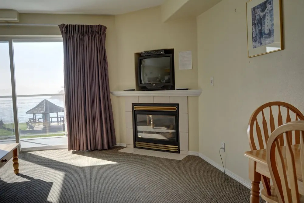 Waters Edge 302