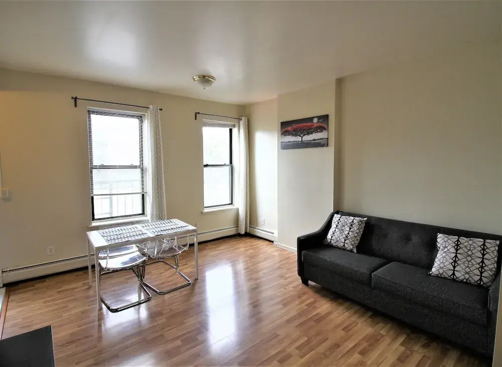Modern Apartment minutes to NYC