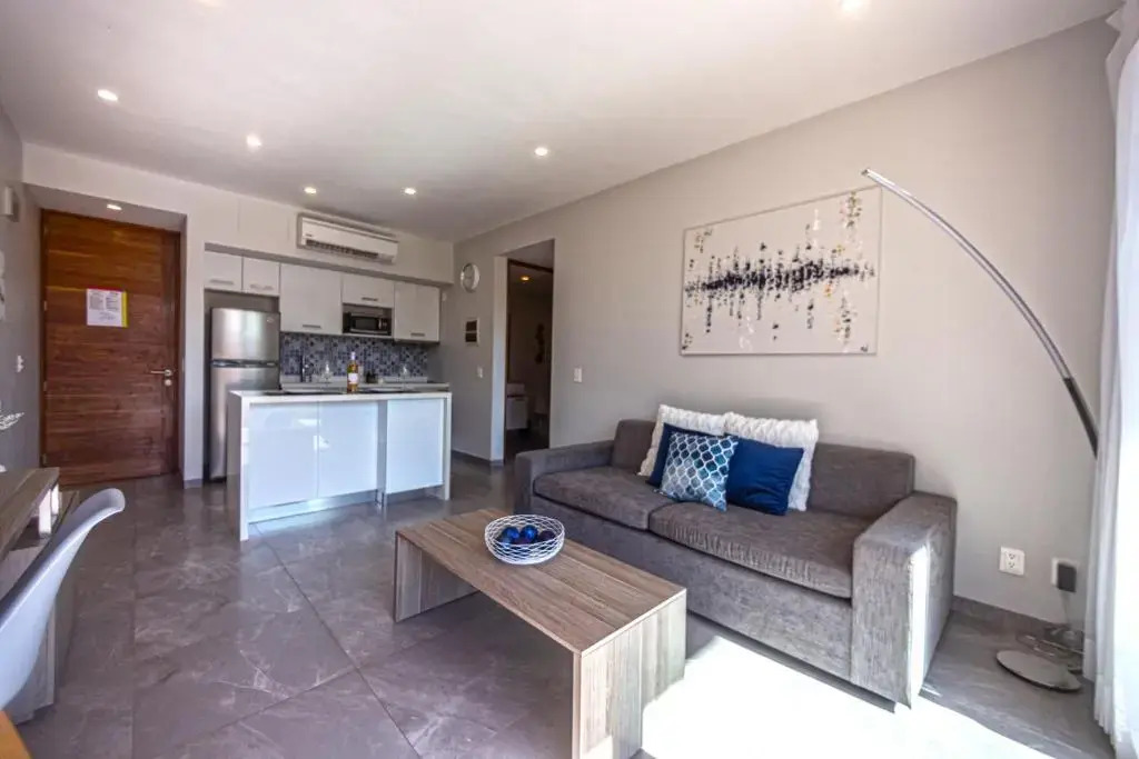 CHIC 2 Bdr GALLERY CONDOS near 5th avenue & BEACH