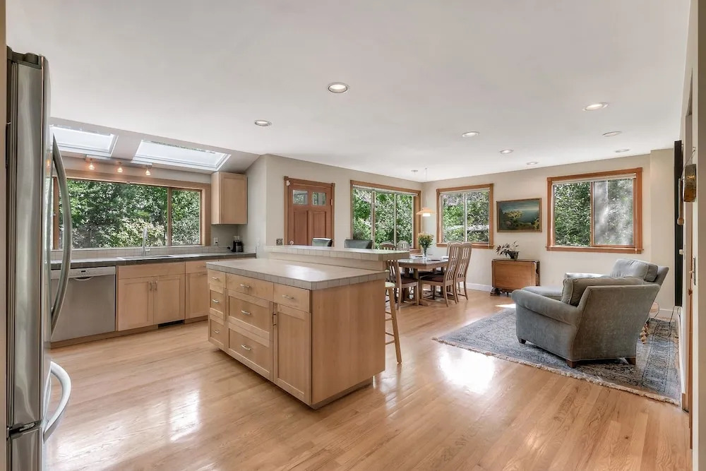 Lovely Laurelhurst - Music Room & Sunny Yard 3 Bedroom Home