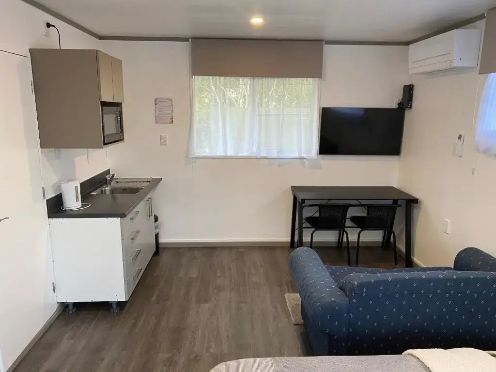 Homestay En-Suite Private Bathroom, Private Entrance, Heatpump, Netflix close to Hospital