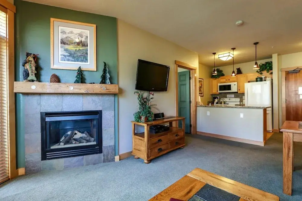 Sunstone 208 Updated Ski-In Ski-Out Condo At Sunstone Lodge with Great Complex Amenities by RedAwning