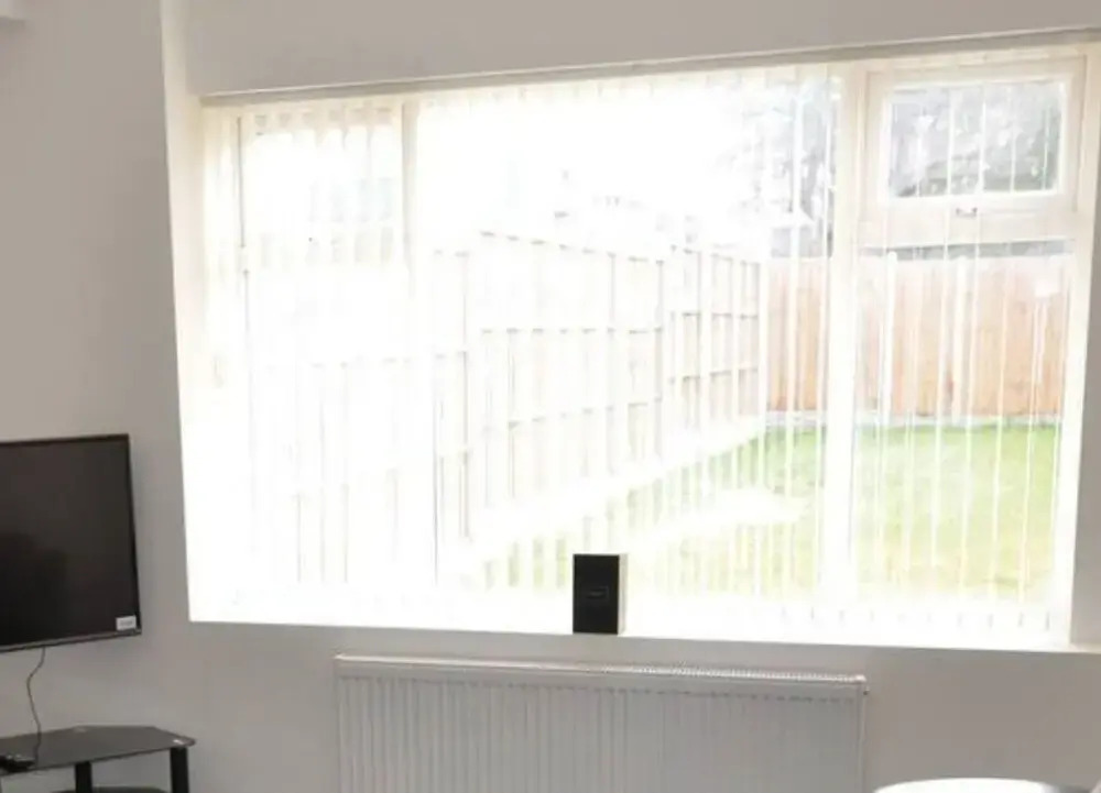 Large 5 Bed House / Wolverhampton + Parking