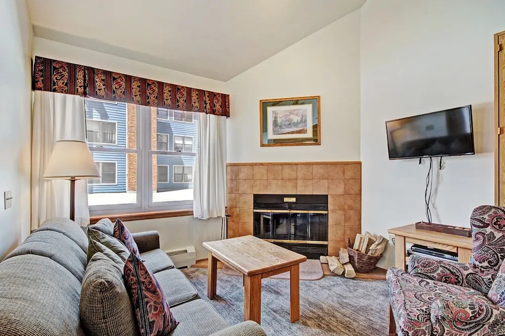 Ideal Locale Steps To Mountain & Main St- 1br+loft, Sleeps 6 1 Bedroom Condo by RedAwning