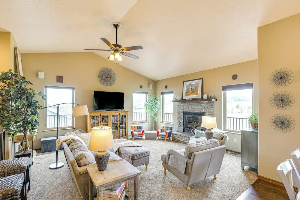 Spearfish Retreat w/ Fireplace + Mountain Views!