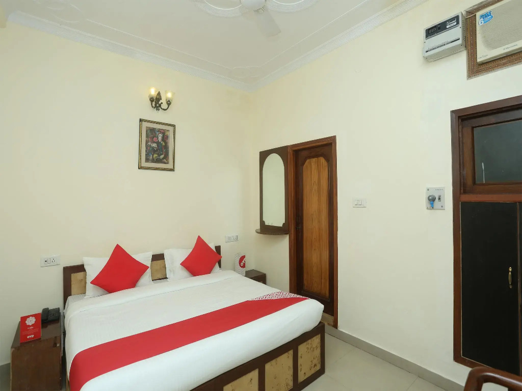 OYO 18273 Hotel Basera
