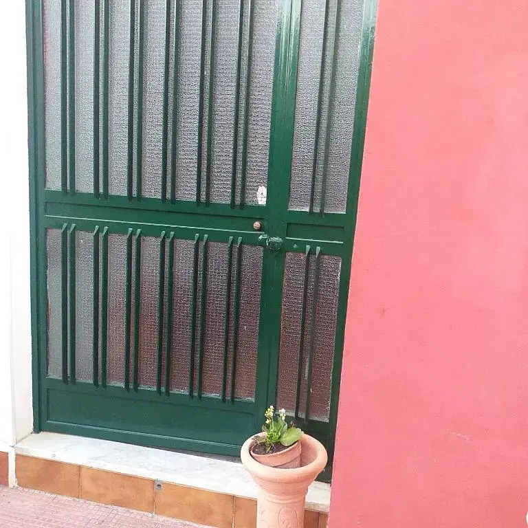 2 bedrooms appartement at Vaccarizzo delfino 200 m away from the beach with sea view enclosed garden and wifi
