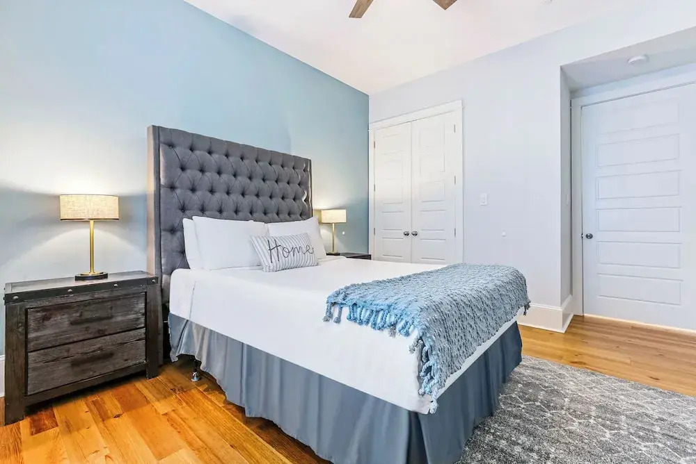 Stunning 4 BR Condo + Pool - Near St. Charles