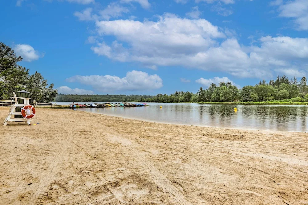 Walk to Beach: Beautiful Lake Naomi Retreat!