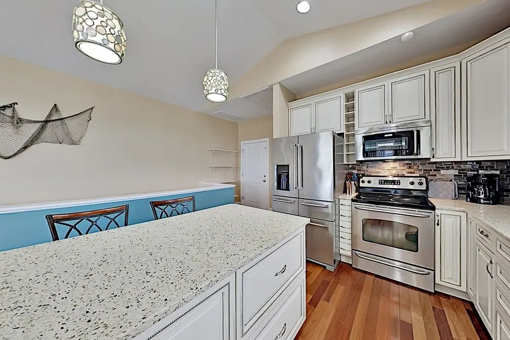 Expansive W/ Elevator - 4 Blocks To Beach 5 Bedroom Condo