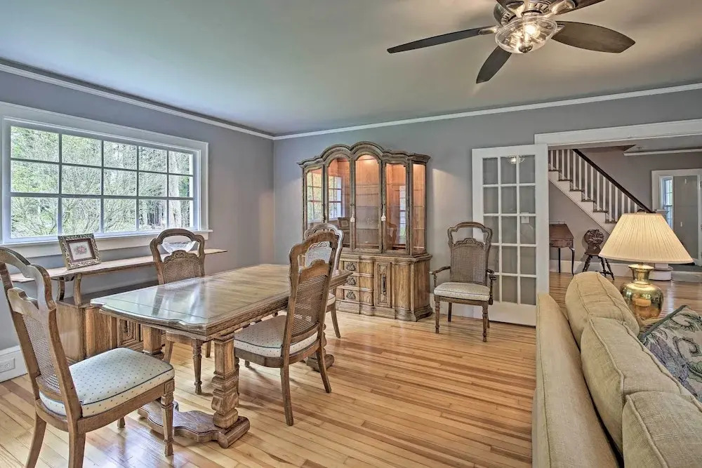 Beautiful Lenox Home, 3 Mi to Shakespeare & Co!